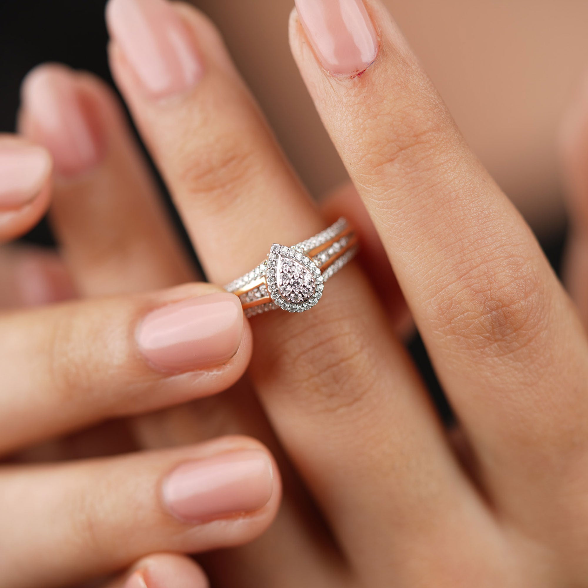 Women Round Engagement Ring in Yellow Gold - Blu Diamonds